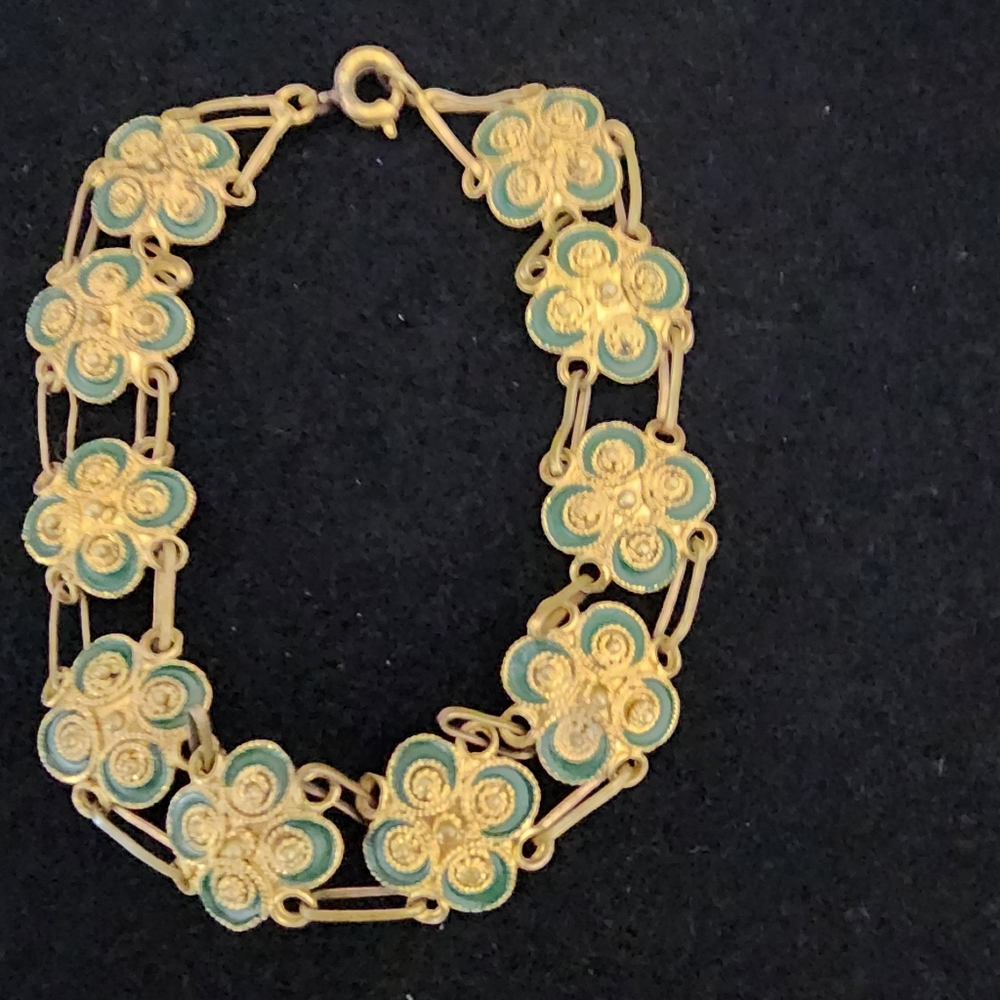 SE37 Elegant Gold and Green Color Floral Bracelet